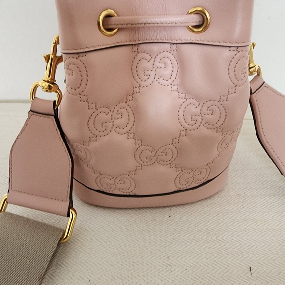 Gucci GG Matelasse bucket bag - Picture 2 of 6